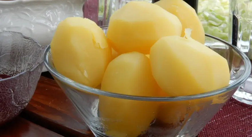 En skål med nykokta, skalade potatisar. En perfekt start för att lära sig hur kokar man potatis till en god middag.