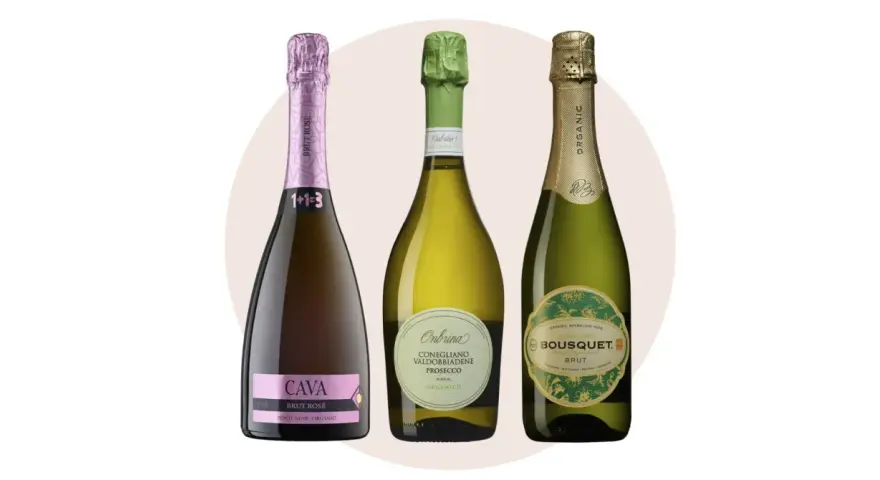 Tre flaskor mousserande vin: en rosa Cava, en grön Prosecco och en guldig ekologisk Brut. Perfekt vin till stifado!