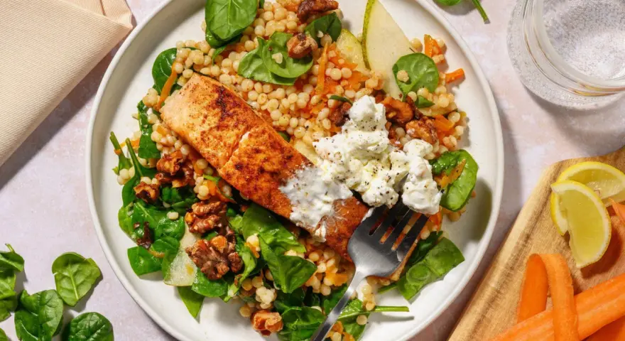 Laxfilé med couscous, spenat, valnötter och päron. En del av billiga recept som är både nyttiga och goda.
