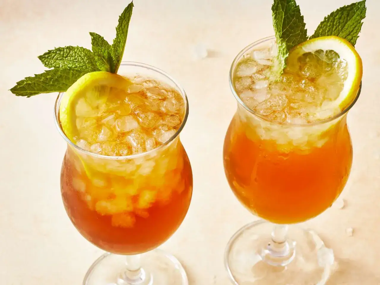 Tv&aring; glas med Long Island Iced Tea, fyllda med is, citron och mynta. Perfekt f&ouml;r en varm sommardag.