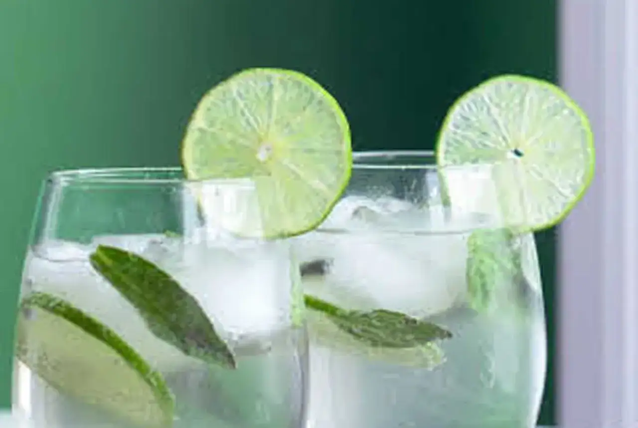 Två glas med is, lime och mynta. En uppfriskande thai basil drink.