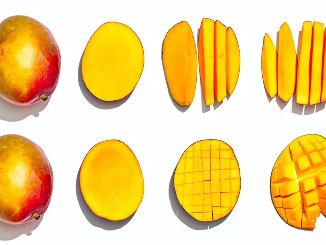 Tv&aring; hela mangos och olika s&auml;tt att skala en mango: skivor, halvor och t&auml;rnad.