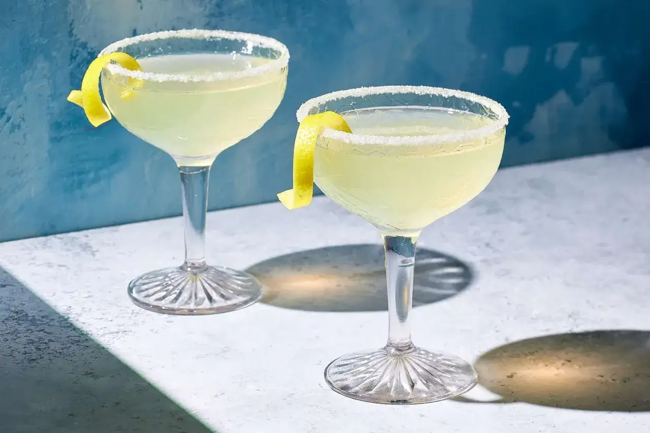 Tv&aring; glas med lemon drops shot, garnerade med citronskal och sockerkant.