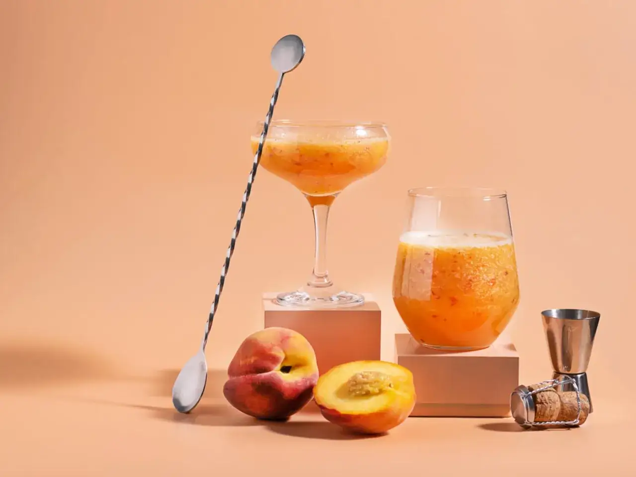 Tv&aring; glas med persikojuoma, persikor och en barsked. Ett enkelt bellini recept f&ouml;r en solig dag.