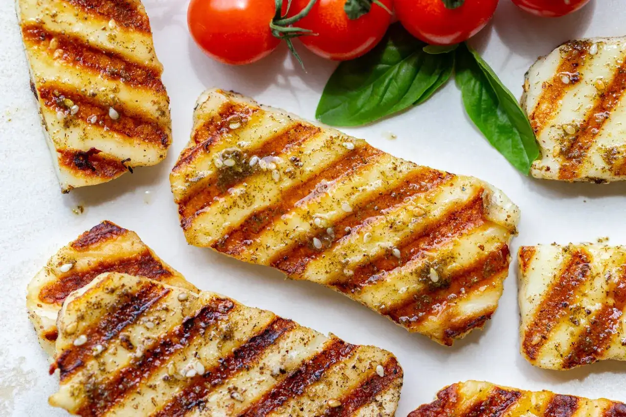 Grillad halloumi med fina grillr&auml;nder, kryddad med &ouml;rter och sesamfr&ouml;n. Perfekt sommarbuff&eacute;! L&auml;r dig hur grillar man halloumi.