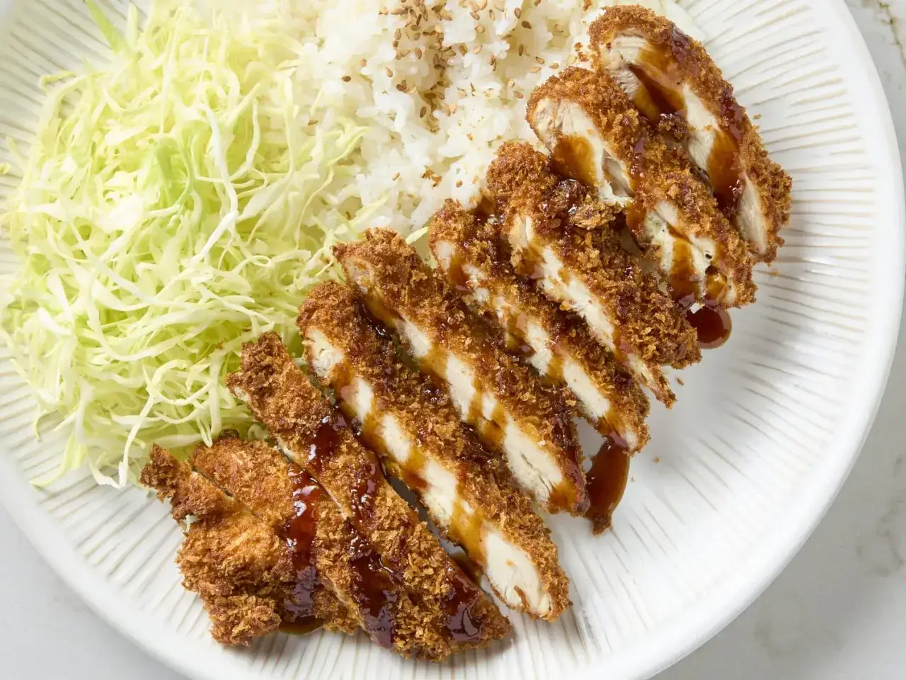 Krispigt kycklingkatsu med ris och kålsallad. Ett perfekt chicken katsu recept för en god middag.