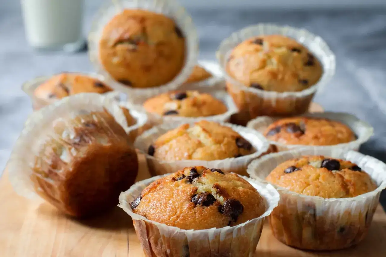 Färska muffins med chokladbitar, perfekta att baka med banan. En härlig fika!
