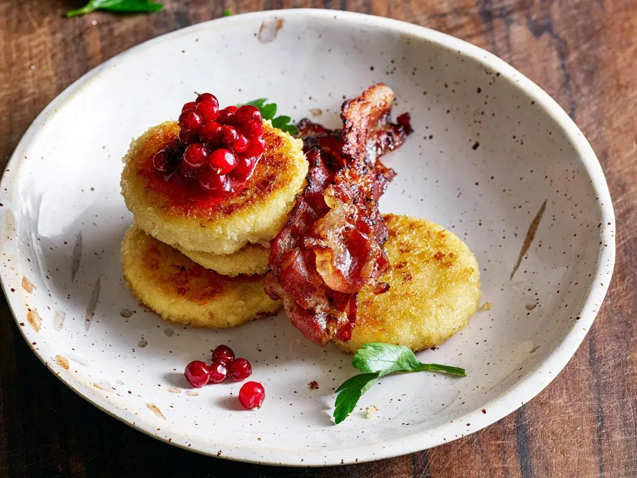 Gyllene potatisbullar med lingon och knaperstekt bacon. Ett klassiskt potatisbullar recept som passar perfekt till helgfrukosten.