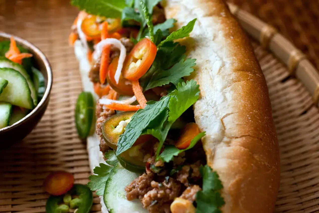 En saftig banh mi med k&ouml;ttf&auml;rs, f&auml;rska gr&ouml;nsaker och chili. Ett perfekt banh mi recept f&ouml;r en smakrik lunch.