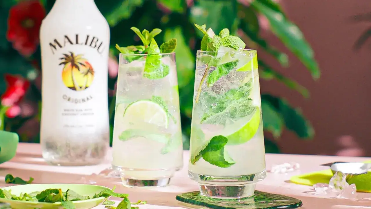 Tv&aring; uppfriskande drinkar med mynta och lime, redo att avnjutas. Perfekt f&ouml;r ett somrigt mai tai recept.
