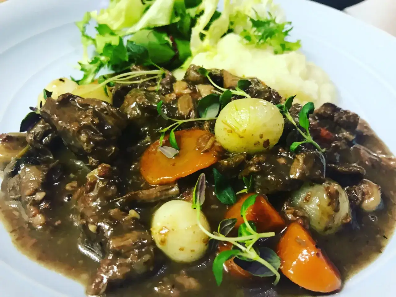 En mustig Boeuf Bourguignon med m&ouml;ra k&ouml;ttbitar, sm&aring; l&ouml;kar, mor&ouml;tter och svamp i en rik s&aring;s. Serveras med potatismos och en fr&auml;sch sallad. Perfekt vin till boeuf bourguignon.
