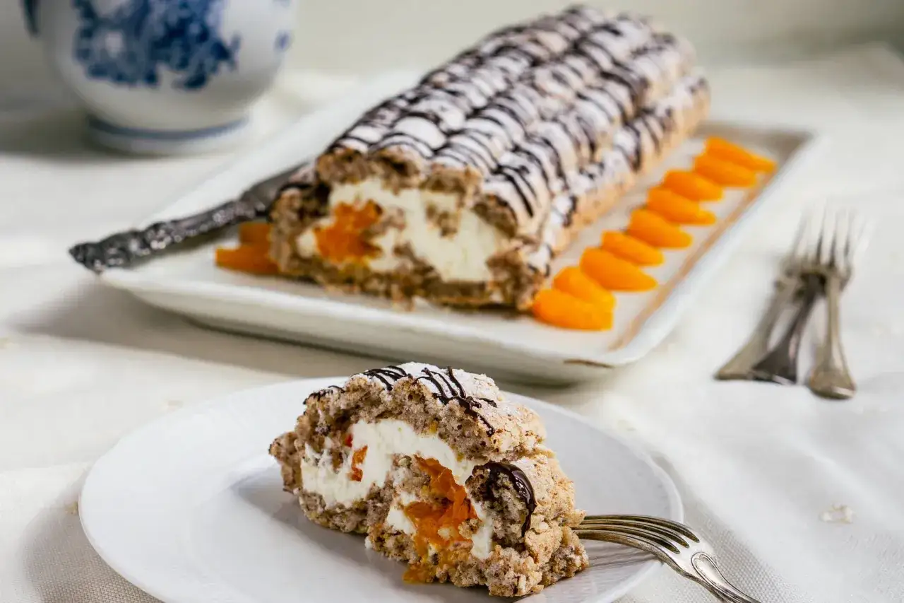 En l&auml;cker Budapestrulle med aprikoser och gr&auml;dde, perfekt f&ouml;r ett fika. Detta budapestrulle recept &auml;r en klassiker.