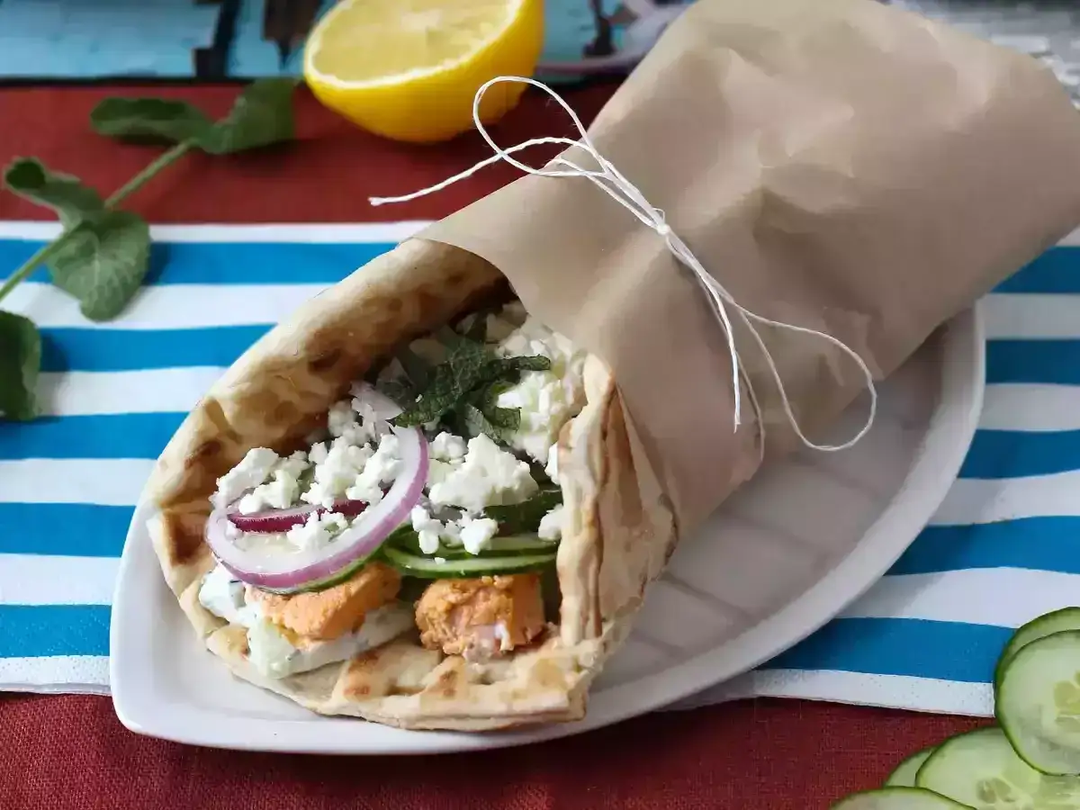 En l&auml;cker gyros med fetaost, gurka och r&ouml;dl&ouml;k, perfekt f&ouml;r ett snabbt och gott gyros recept.