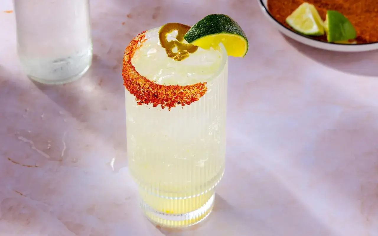 En läskande drink med saltad kant, lime och jalapeño. Perfekt sodavatten till drinkar för en het kväll.