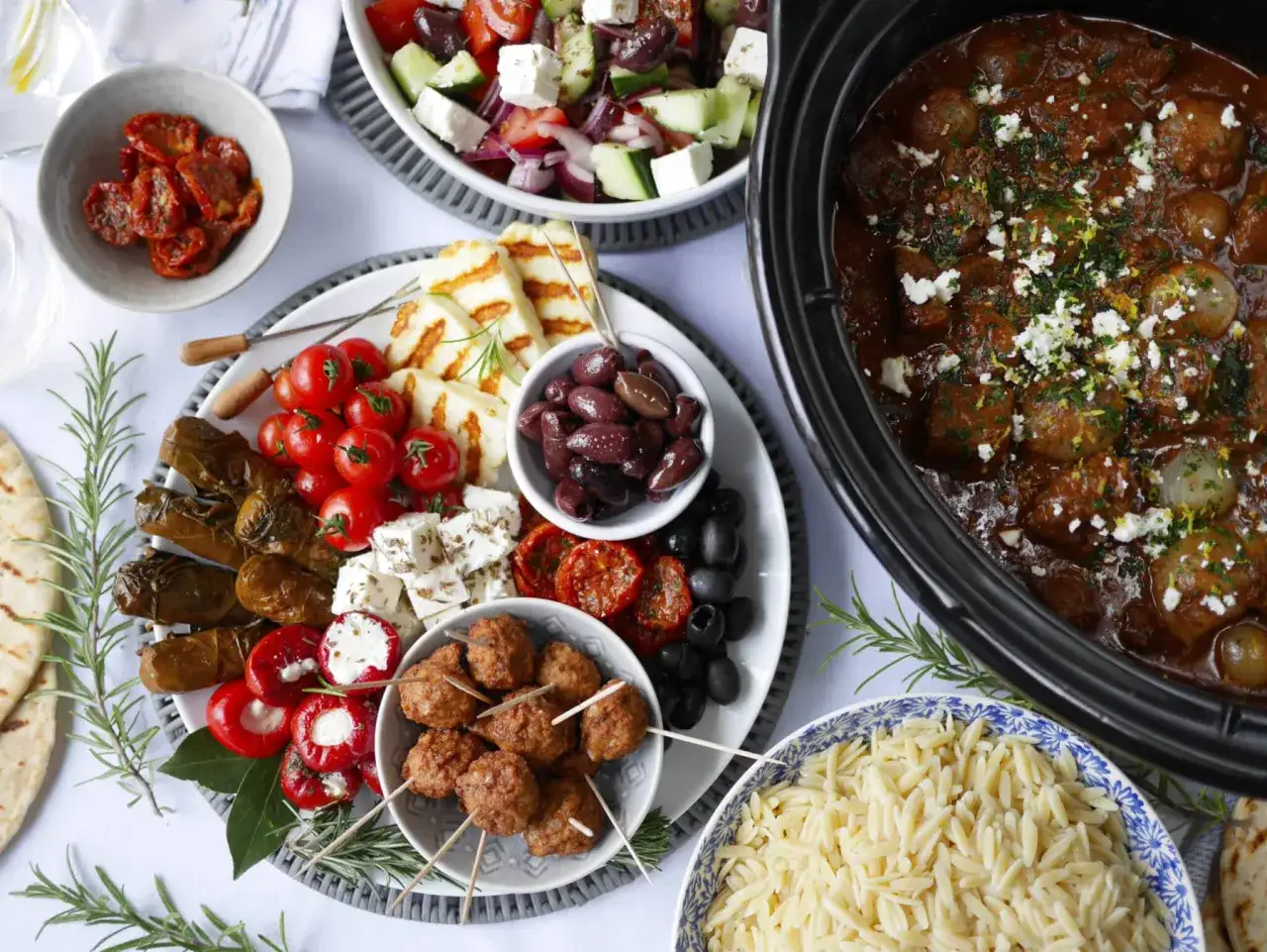 En mustig gryta med k&ouml;ttbullar och l&ouml;k, perfekt som vin till stifado. Serveras med grekisk sallad, halloumi, oliver och soltorkade tomater.