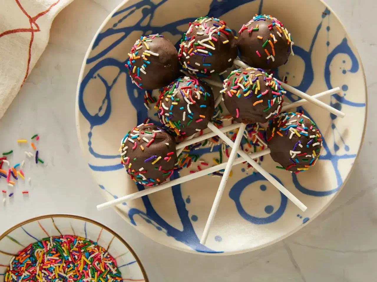 Chokladbollar med strössel på pinne, perfekta för ett enkelt cake pops recept.