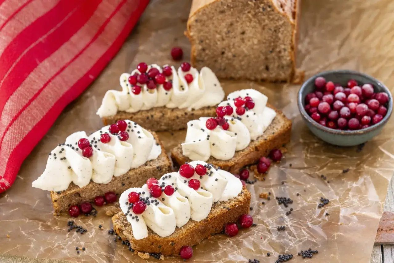Mjuk pepparkaka med fluffig grädde, lingon och vallmofrön. En härlig julig dessert.