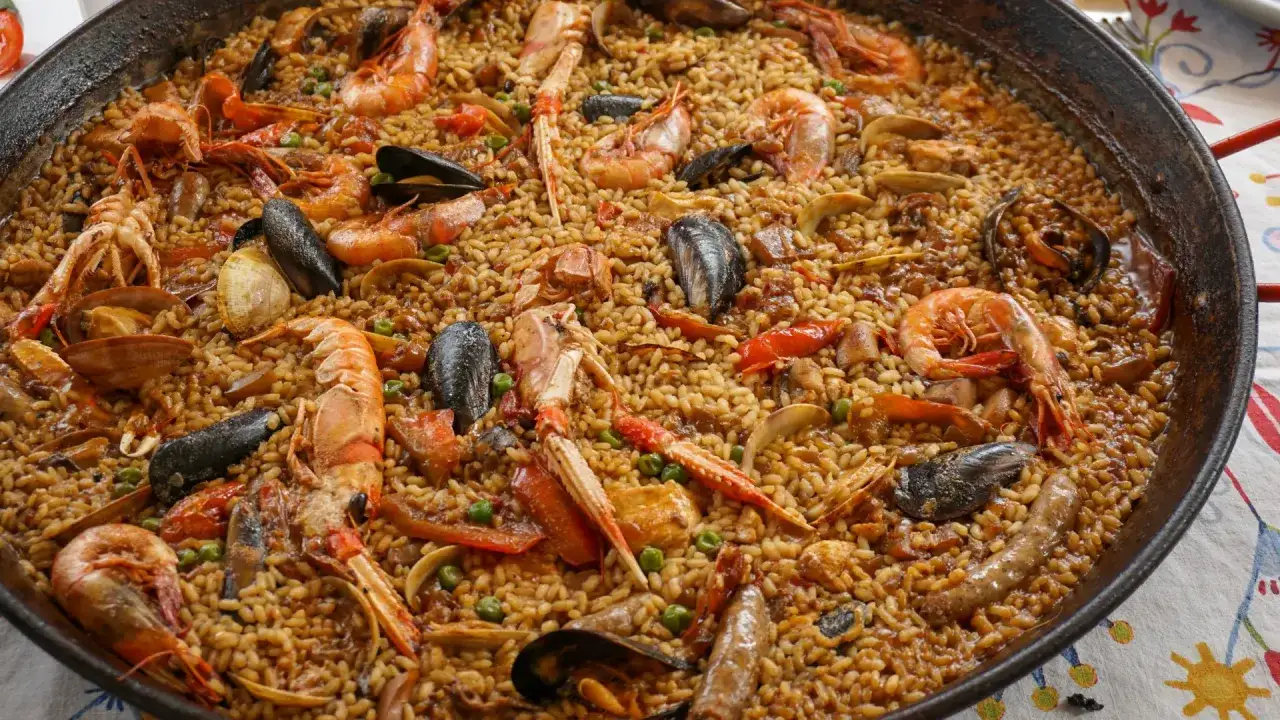 En stor paella med r&auml;kor, musslor och andra skaldjur. Riset ser perfekt ut, vilket ris till paella &auml;r det?