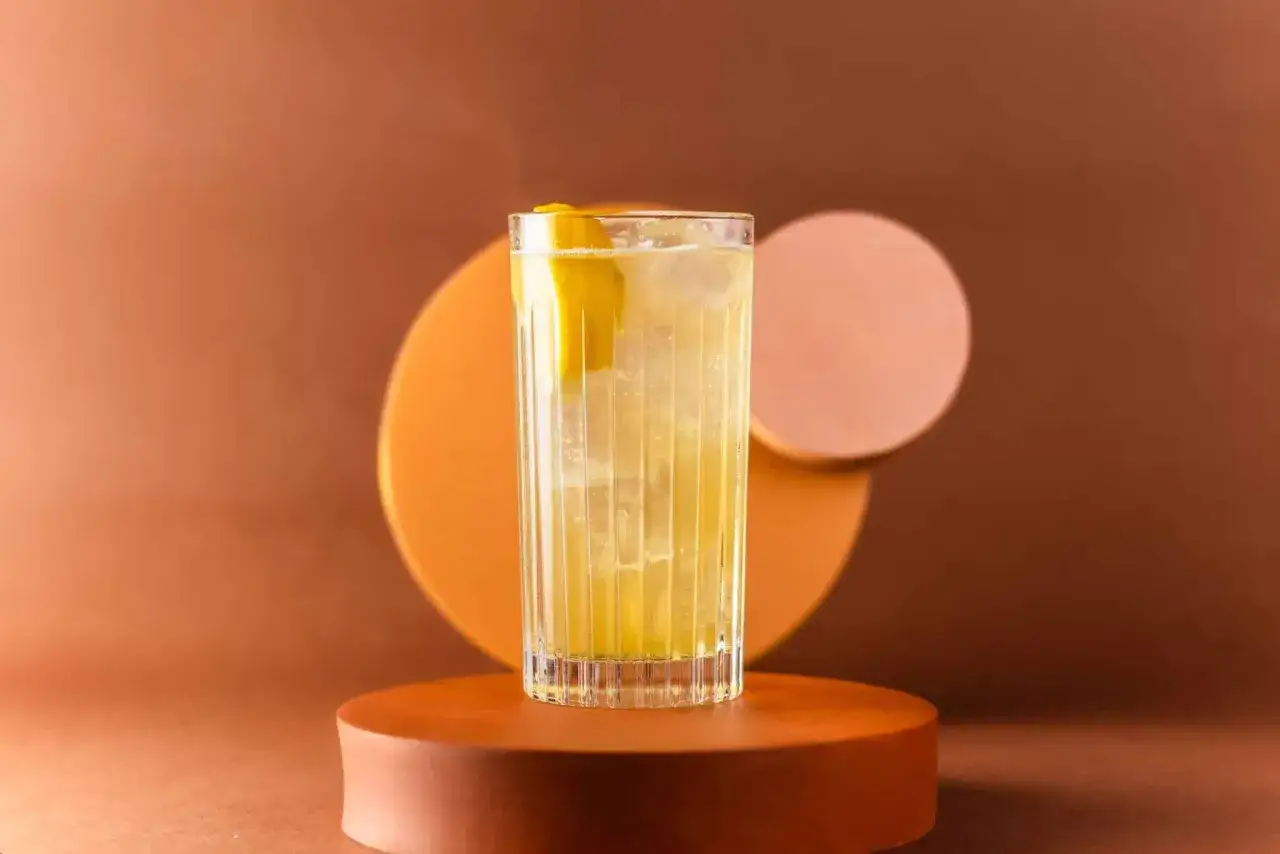 Ett glas med is och citron, perfekt f&ouml;r ett uppfriskande Lynchburg Lemonade recept.