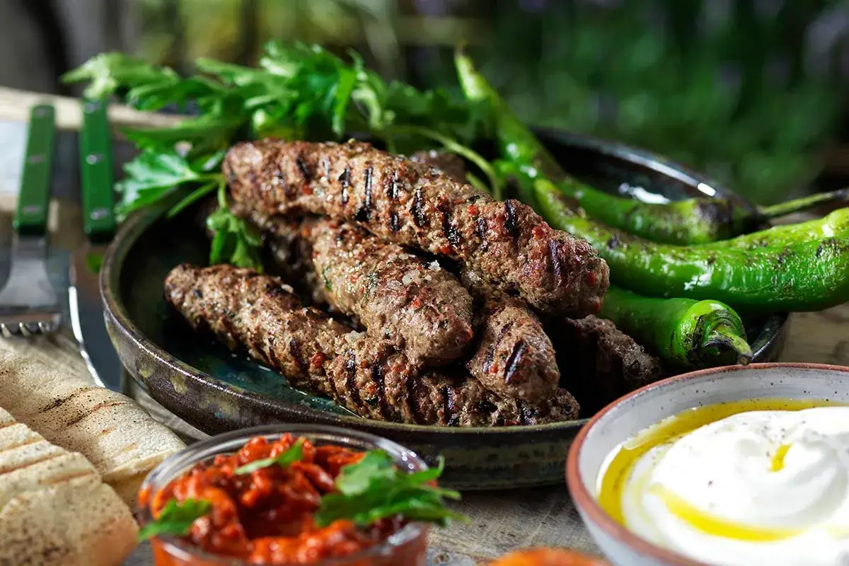 Grillade cevapcici med gr&ouml;na chilis, ajvar och vitl&ouml;ksyoghurt. Ett perfekt cevapi recept f&ouml;r en smakrik m&aring;ltid.