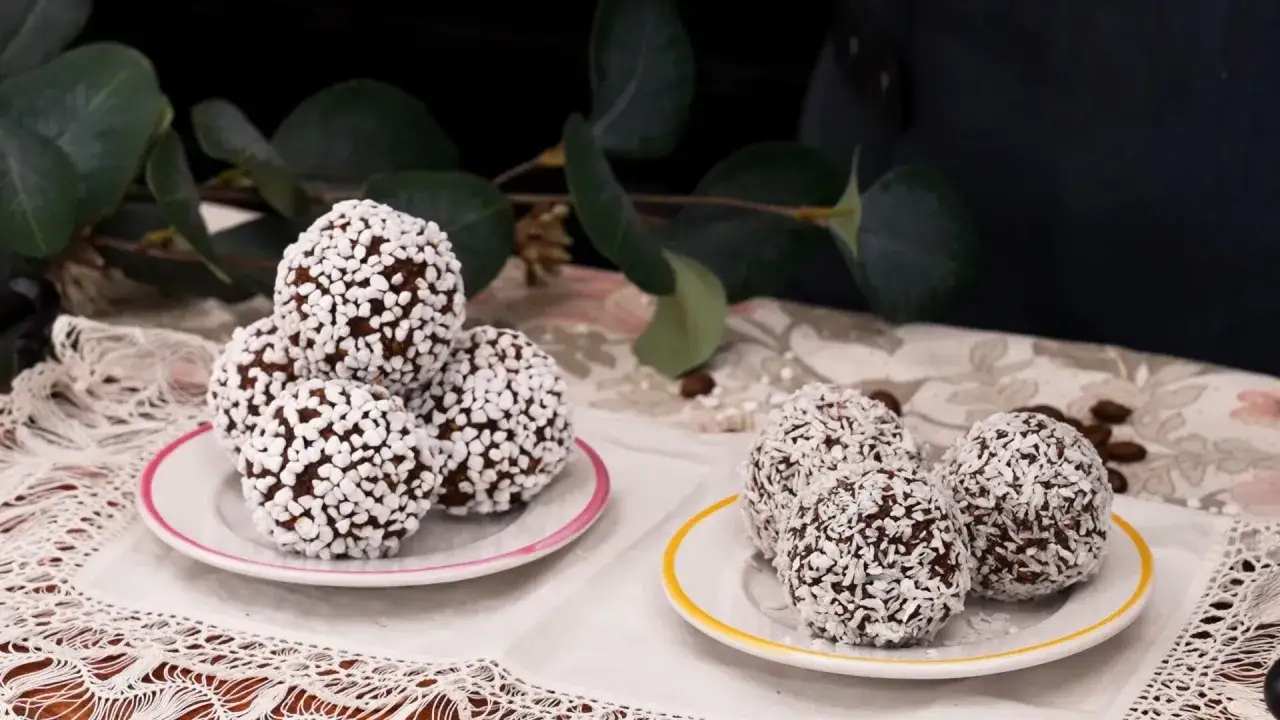 Två fat med chokladbollar, ett med pärlsocker och ett med kokosflingor. Perfekt för ett enkelt chokladboll recept.