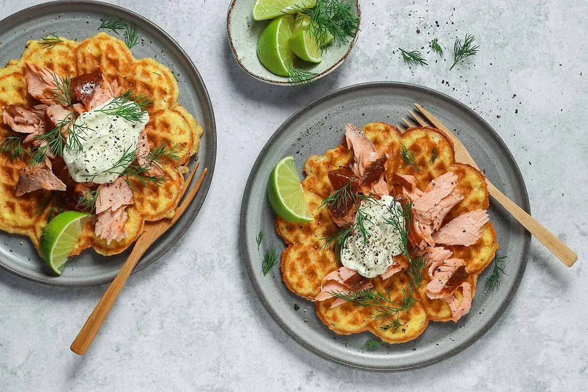 Tv&aring; blomformade v&aring;fflor med lax, gr&auml;ddfil och dill. Ett perfekt brunch recept med limeklyftor som garnering.