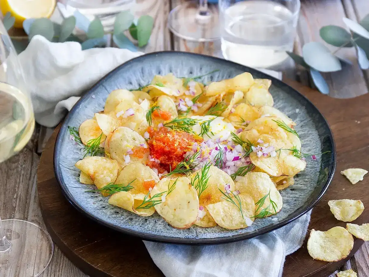 Krispiga chips med rom, finhackad r&ouml;dl&ouml;k och dill. En h&auml;rlig smetana-r&ouml;ra i mitten.