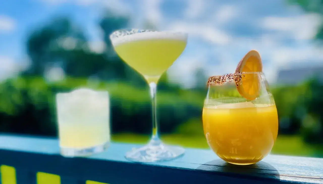 Tre uppfriskande tequila drinkar med lime och apelsin, redo att avnjutas utomhus.