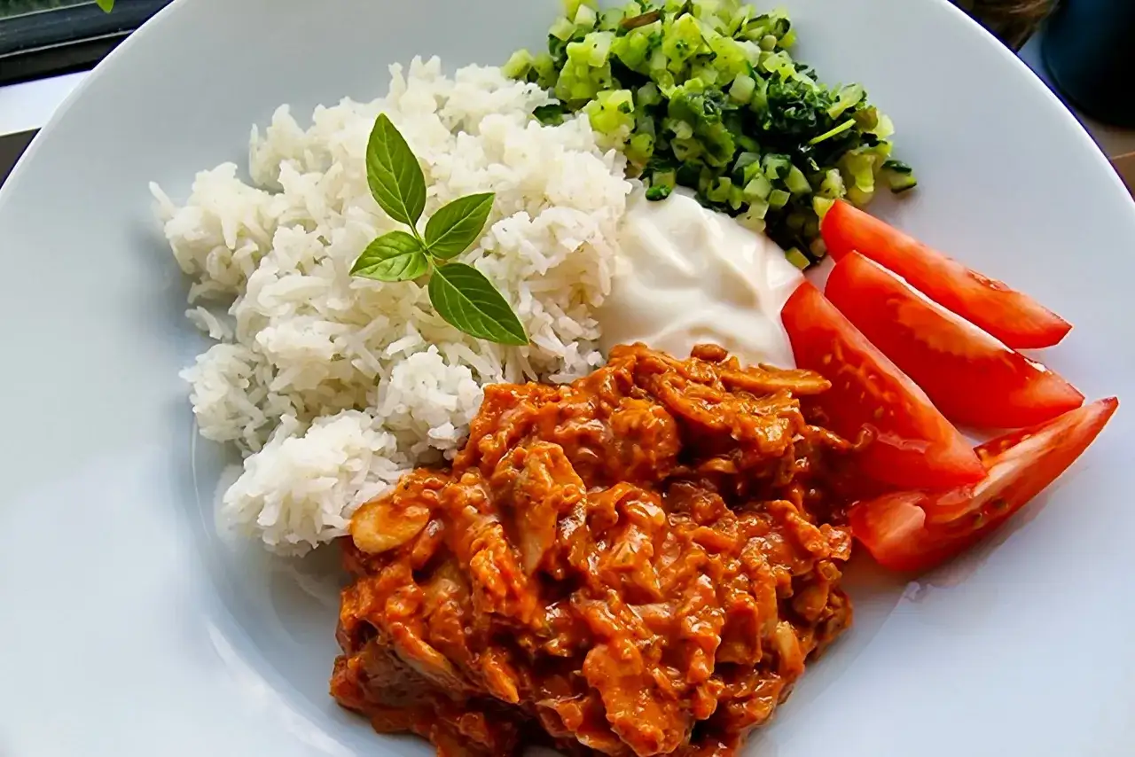 En smakrik kebabgryta med ris, serverad med fr&auml;scha tomater och en klick vit s&aring;s. En klassisk svensk favorit!