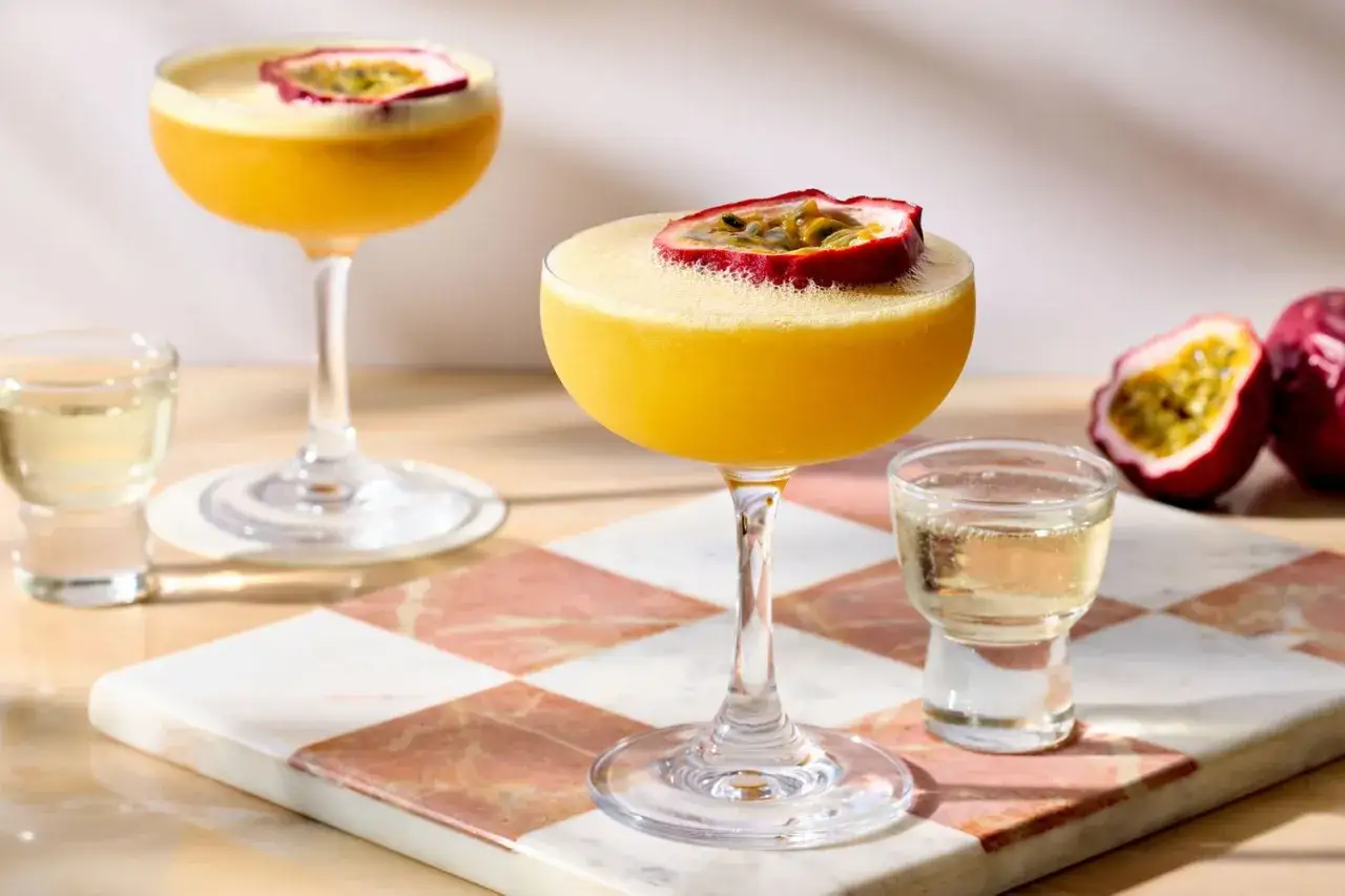 Tv&aring; Pornstar Martini-drinkar med passionsfrukt, serverade med en shot.