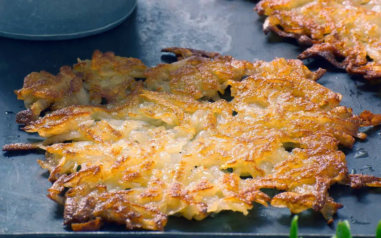 Krispiga r&aring;rakor, gyllene och redo att serveras. Ett enkelt och gott r&aring;rakor recept som passar alla tillf&auml;llen.