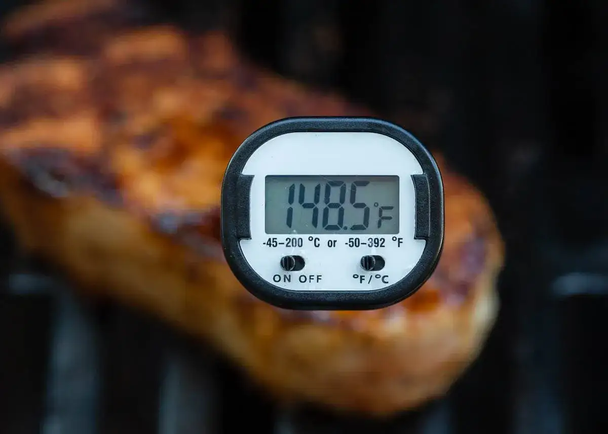 Grilla kotlett temperatur: 148.5&deg;F. Termometern visar att k&ouml;ttet &auml;r n&auml;stan klart f&ouml;r servering.