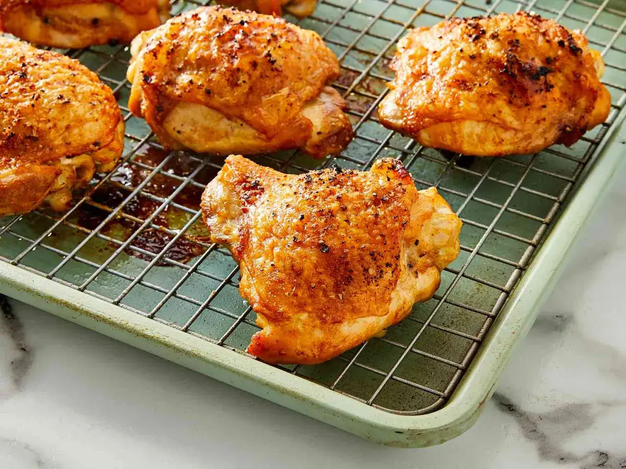 Krispiga kycklinglår med ben, perfekta för ett enkelt kycklinglår med ben recept.
