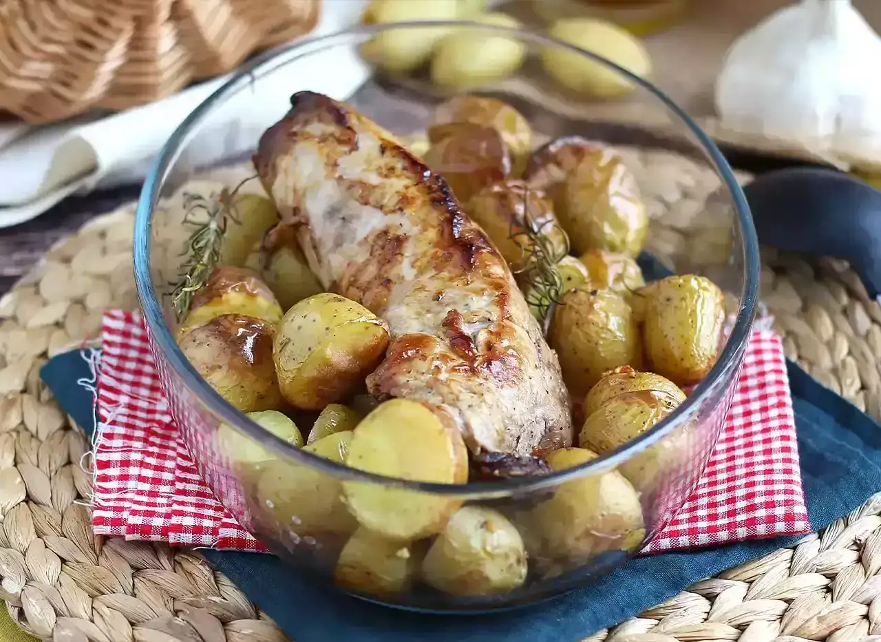 En saftig ytterfile i sockerkaksform, omgiven av gyllene, rostade potatisar och rosmarin. En härlig middag!