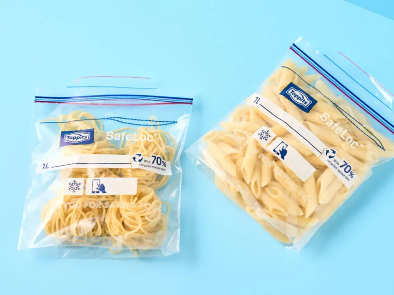 Tv&aring; p&aring;sar med kokt pasta i kylen. En med spaghetti och en med penne, redo att anv&auml;ndas.
