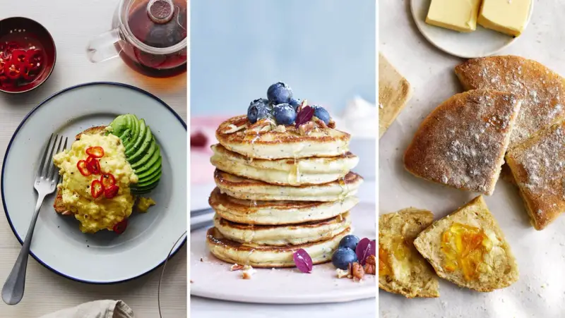 Frukost tips: Äggröra med chili och avokado, fluffiga pannkakor med bär och nötter, samt nybakat bröd med smör och marmelad.