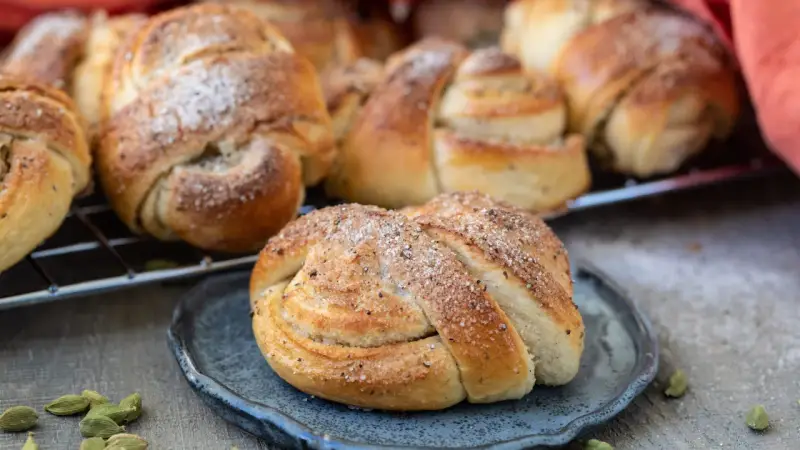 Nybakade bullar med mandelmassa, strösslade med socker och kardemumma. Perfekta till fikat!
